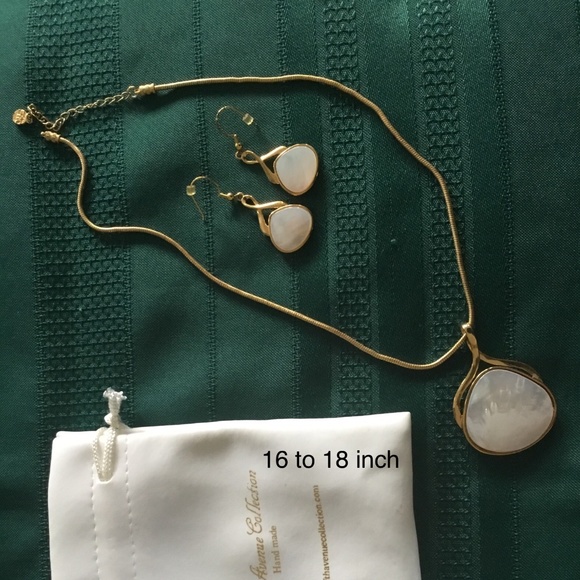 Mother of Pearl Necklace with matching Earrings - Picture 1 of 1